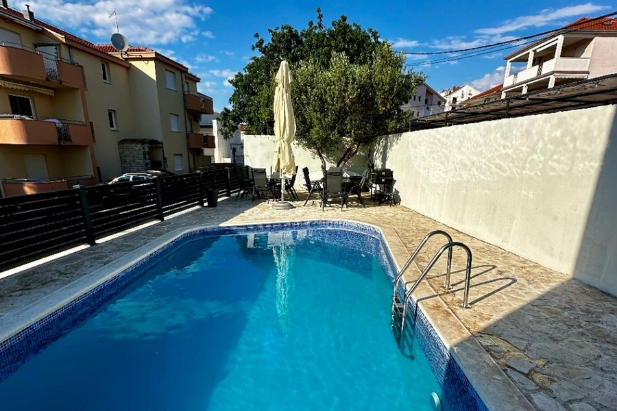 Piscine avec terrasse solarium sur l'île de Ciovo