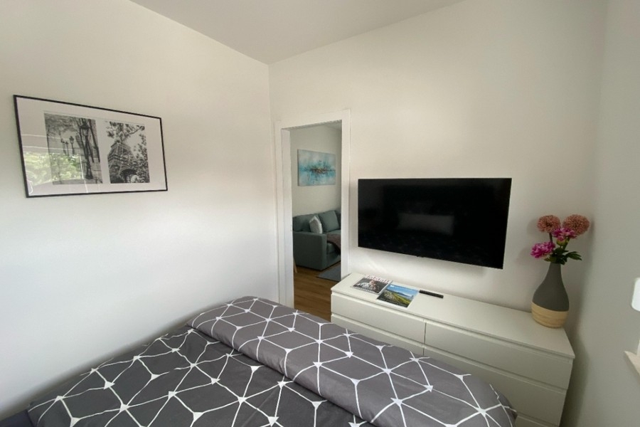 Chambre avec télévision et aménagement moderne