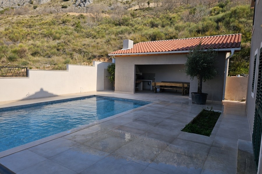 Piscine avec solarium et espace extérieur