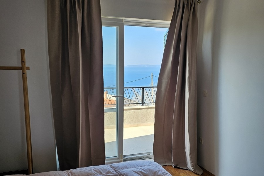 Chambre avec porte du balcon et vue sur la mer