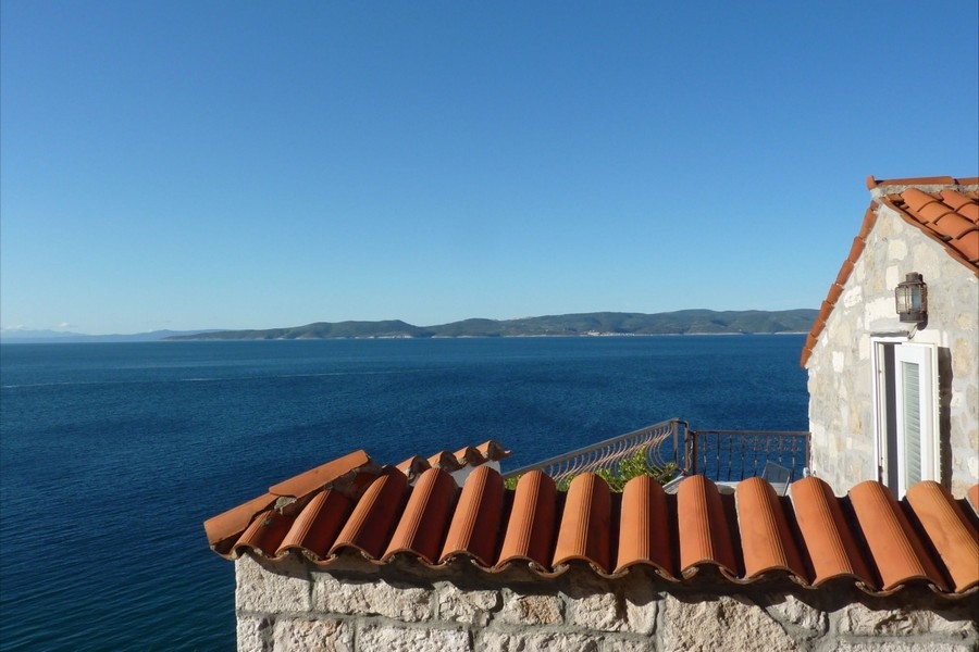 Maison en pierre directement au bord de la mer en Croatie.