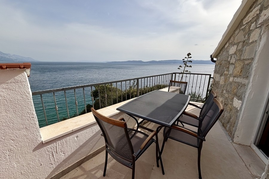 Terrasse avec belle vue mer du bien H3937 près d'Omis en Croatie.