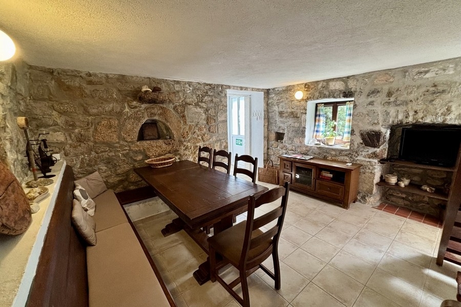 Coin repas traditionnel aux murs en pierre naturelle dans la maison en pierre dalmate