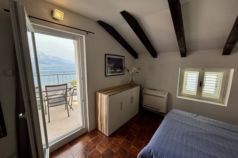 Chambre avec balcon et vue mer sur la riviera d'Omis