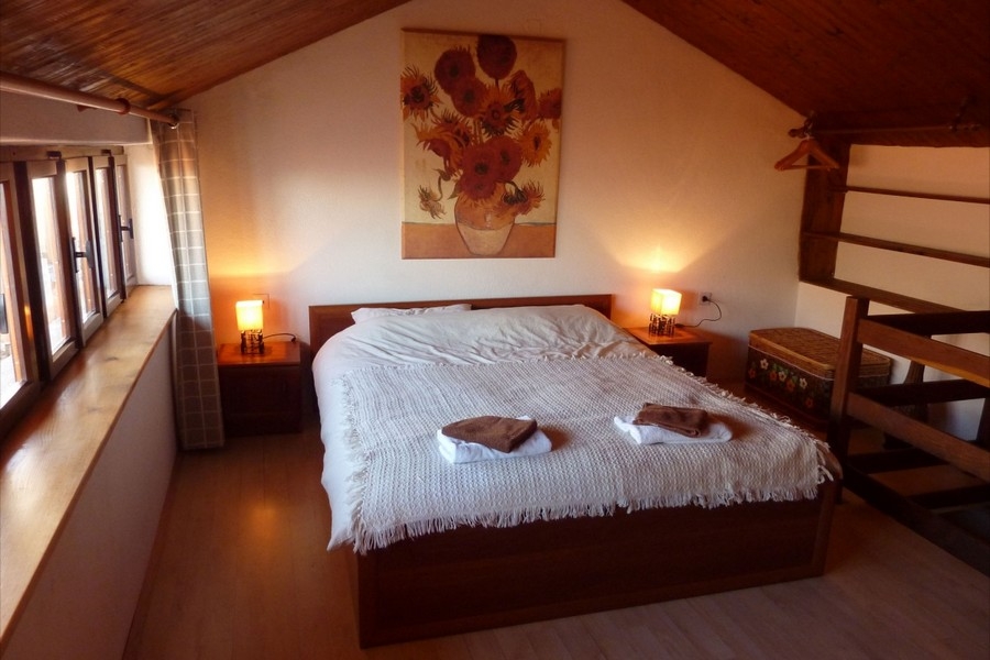 Chambre confortable sous les combles avec plafond traditionnel en bois