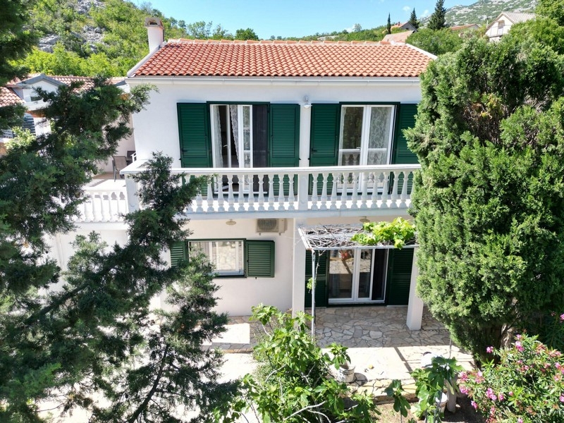 Maison en bord de mer dans le golfe du Kvarner, Croatie.