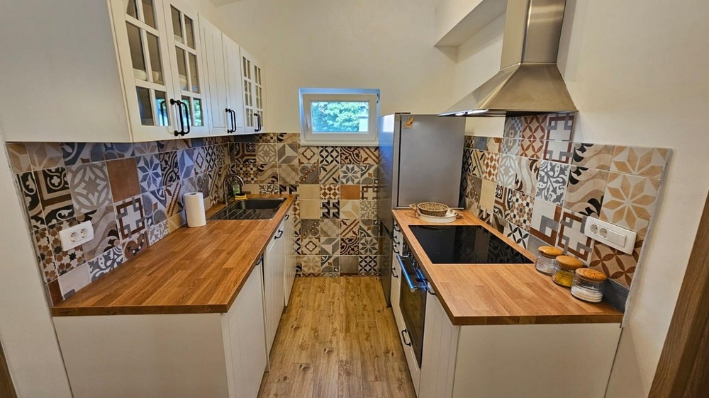 Cuisine moderne avec plan de travail en bois