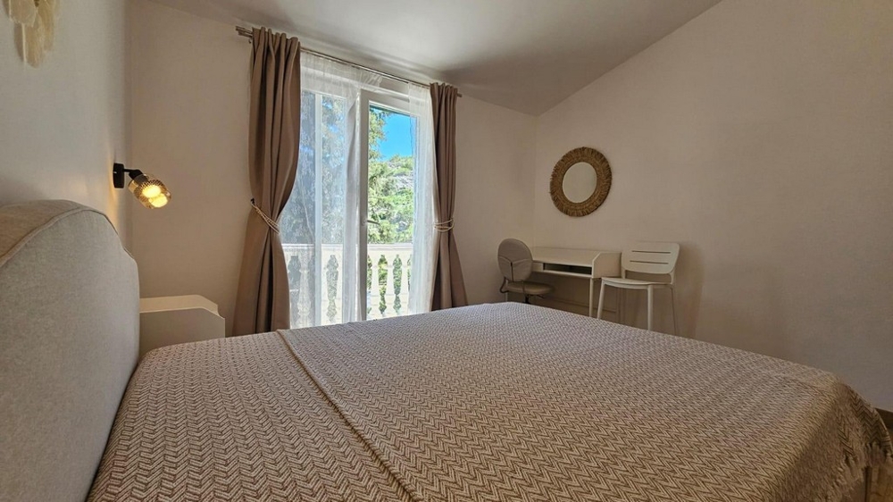 Chambre claire avec balcon