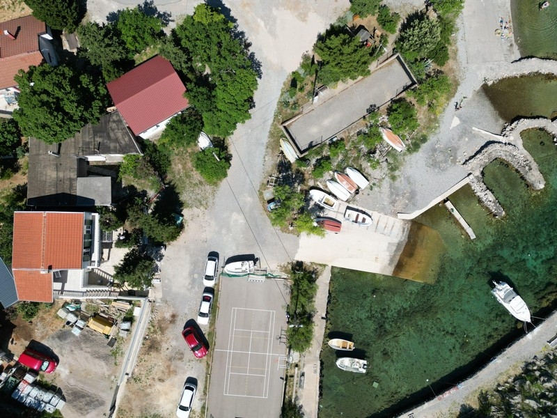 Bien H3939 dans le village de Cesarica près de Karlobag vu du ciel.