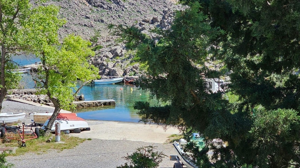 Vue sur le rivage avec embarcadère.