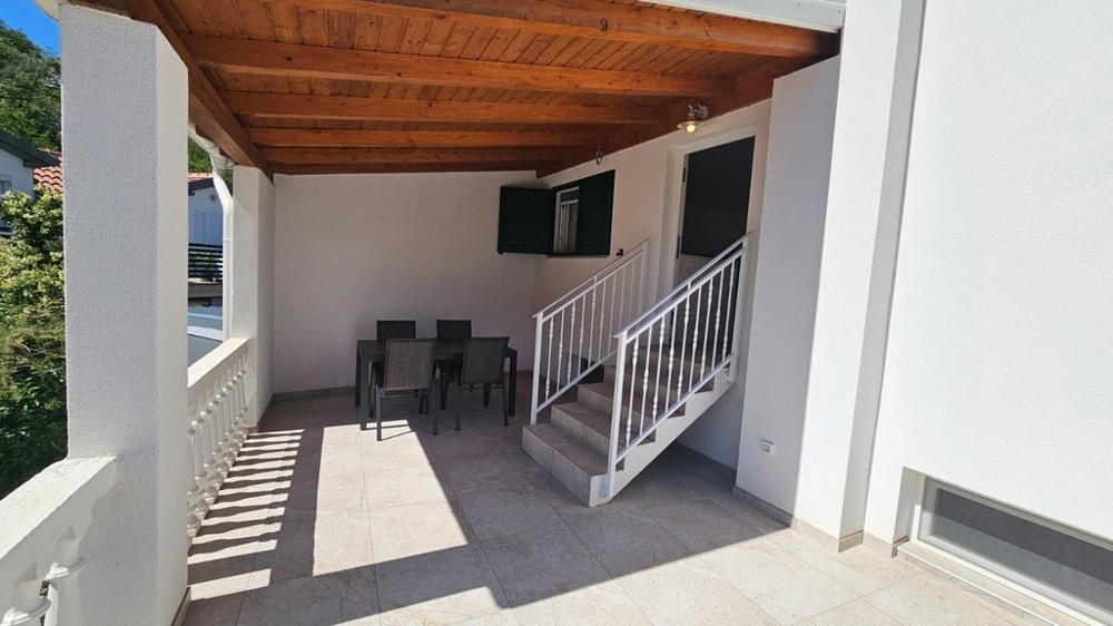 Terrasse couverte avec coin salon