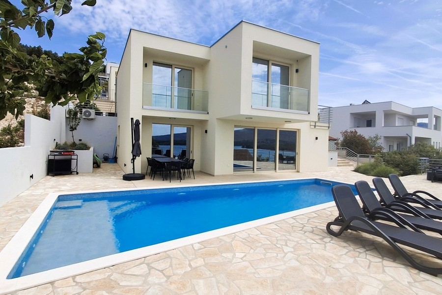 Villa moderne avec piscine en Croatie.