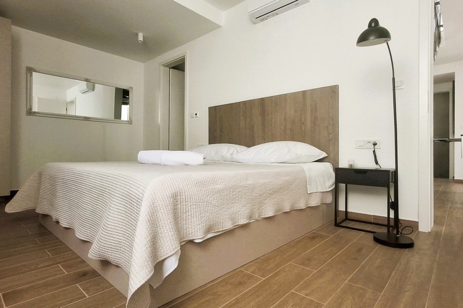 Chambre avec lit double et intérieur moderne