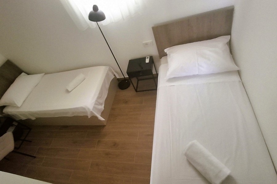 Chambre d'enfants avec deux lits simples dans une villa moderne