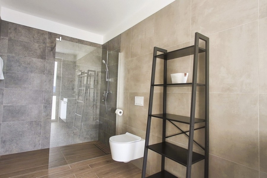 Salle de bains moderne avec douche à l'italienne