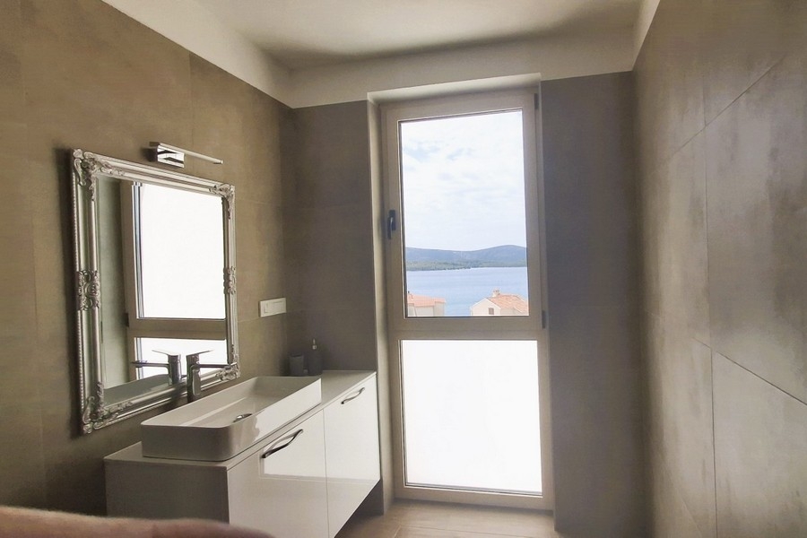 Salle de bains avec vue mer et équipement haut de gamme