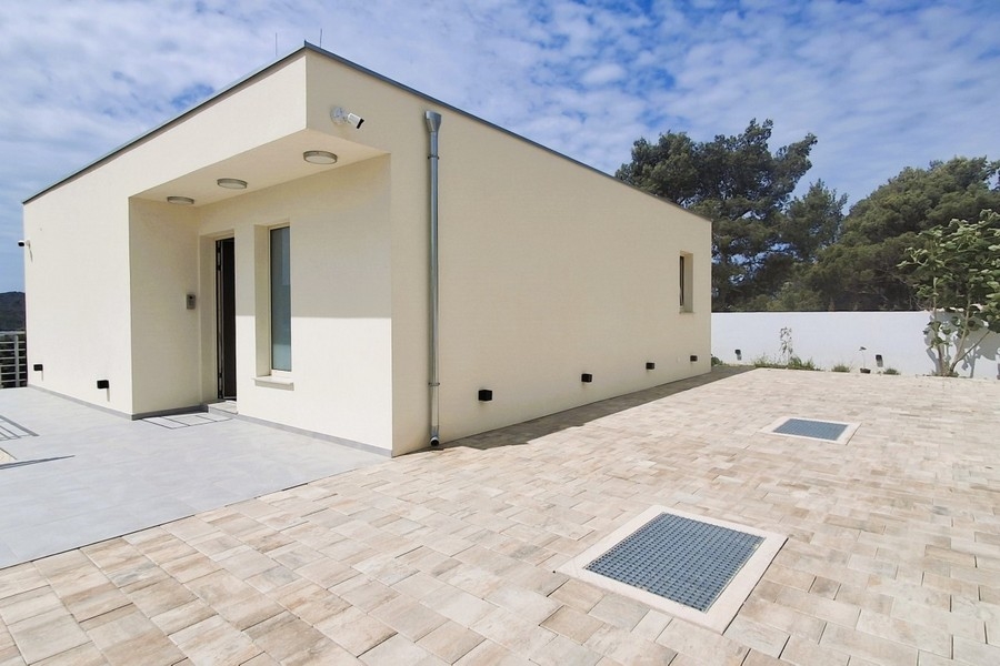 L'entrée de la villa se trouve à l'étage supérieur.