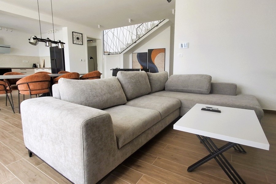 Salon moderne à l'agencement ouvert dans une villa neuve en Croatie