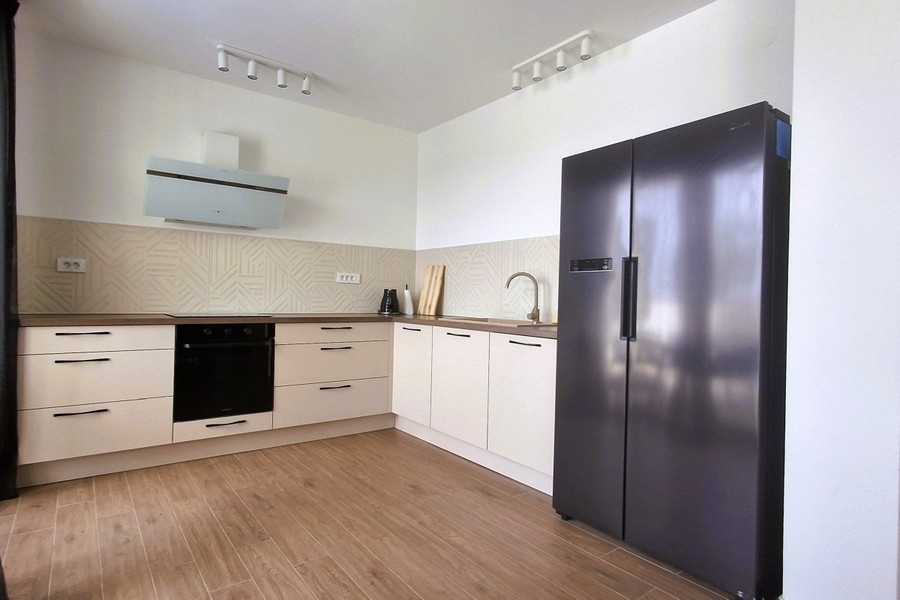 Cuisine équipée moderne avec électroménager haut de gamme
