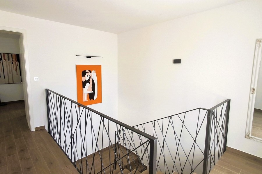 Galerie ouverte à l'étage de la villa moderne