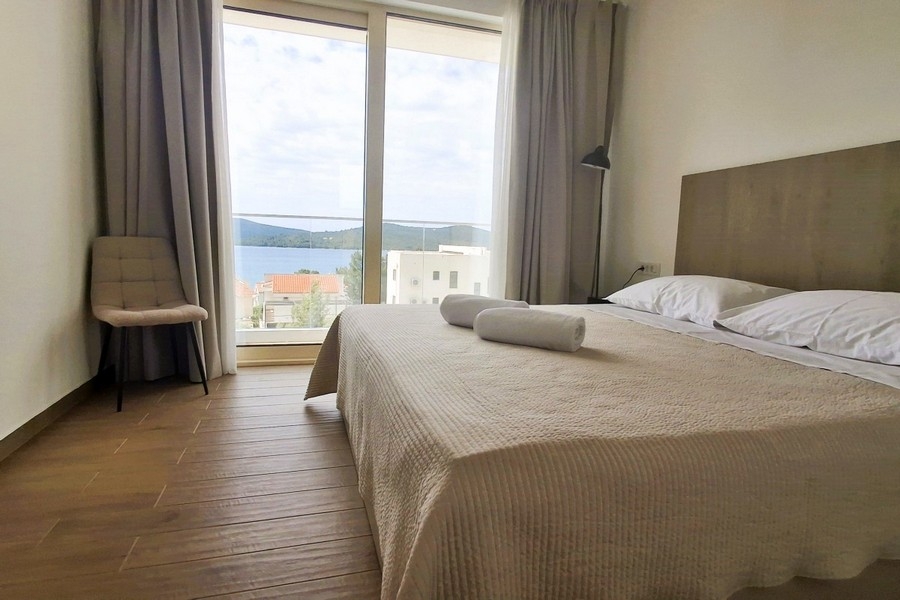 Chambre avec grande fenêtre et vue sur la mer