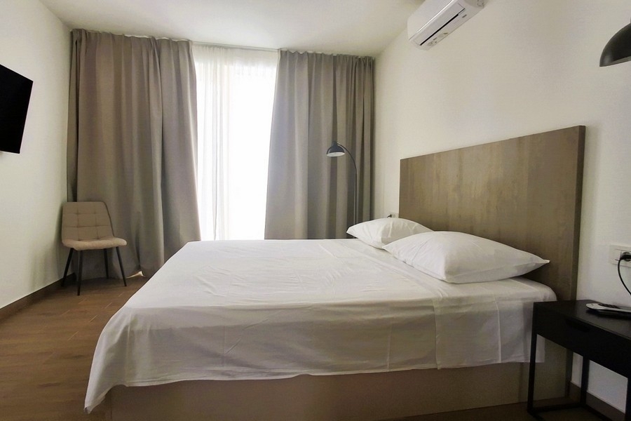 Chambre moderne avec climatisation et équipement haut de gamme