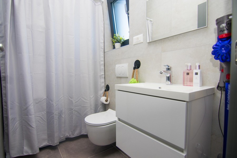Salle de bains à l'équipement moderne