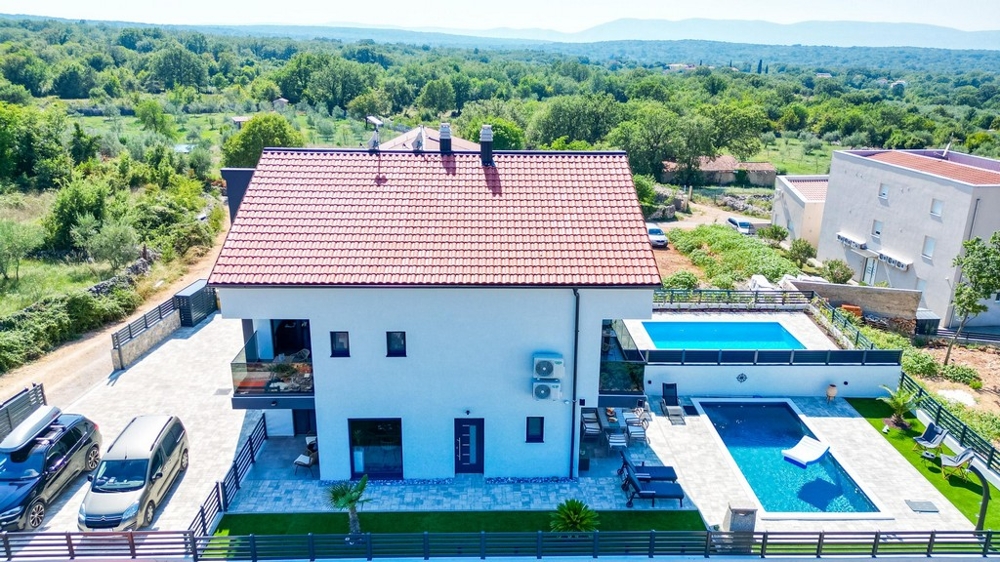 Villa moderne avec piscine et places de stationnement