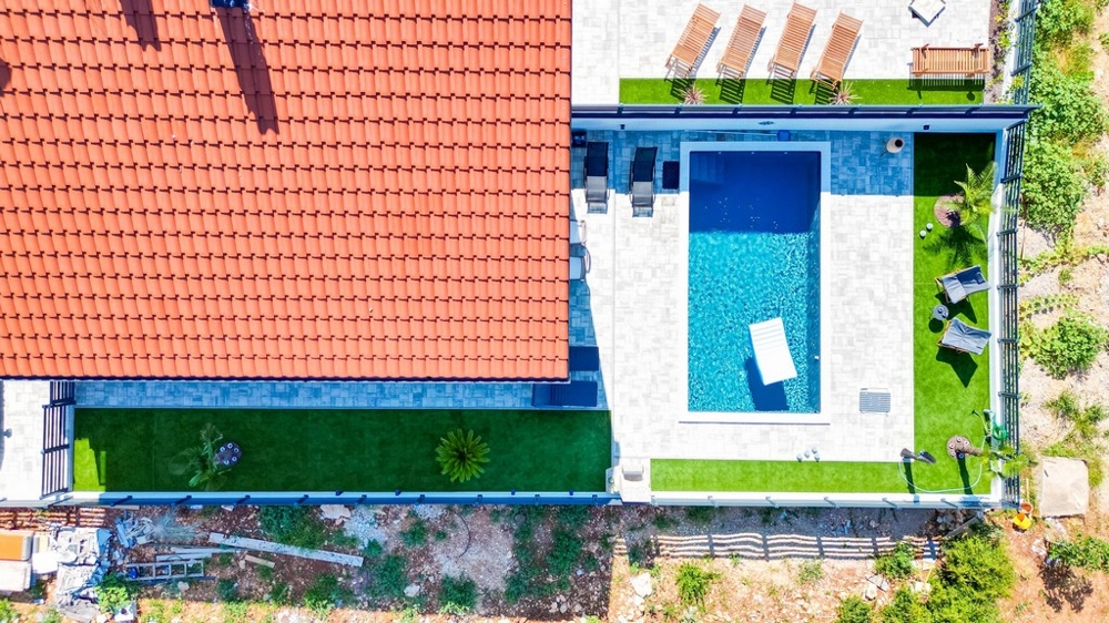Vue aérienne de la villa avec piscine