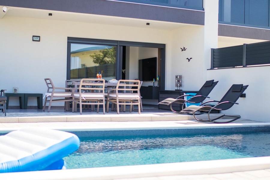 Terrasse couverte au bord de la piscine