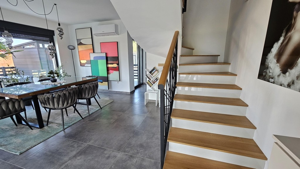 Séjour ouvert avec escalier