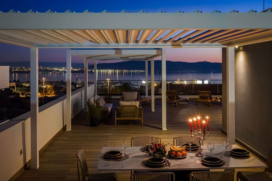 Toit-terrasse couvert avec table à manger le soir
