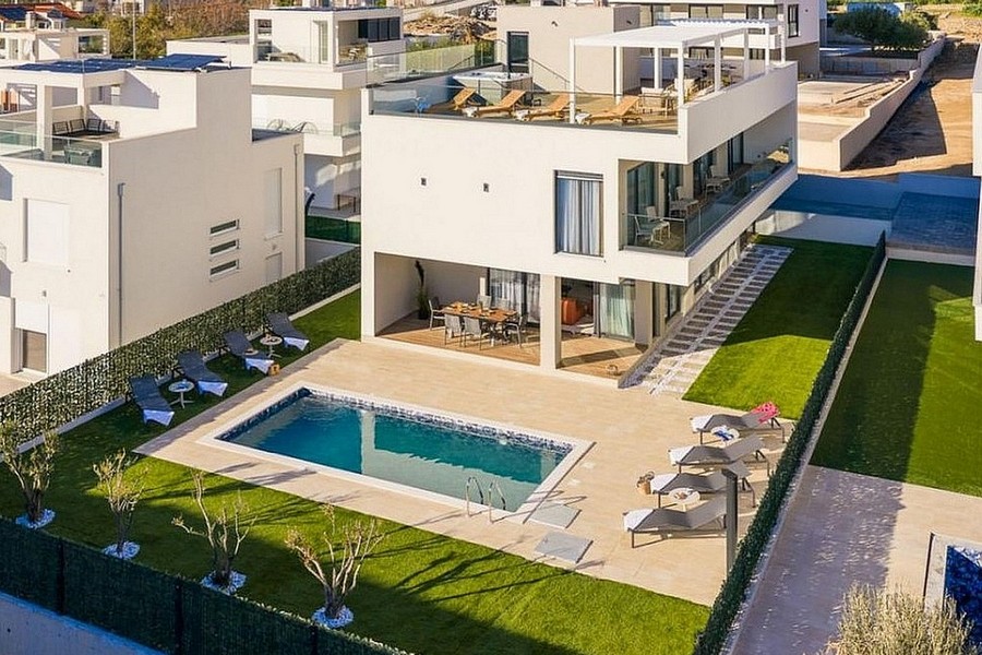 Villa avec piscine et pelouse vue du ciel