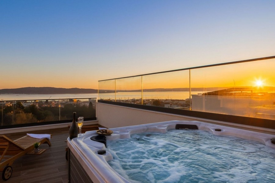 Jacuzzi sur le toit-terrasse avec vue sur la mer