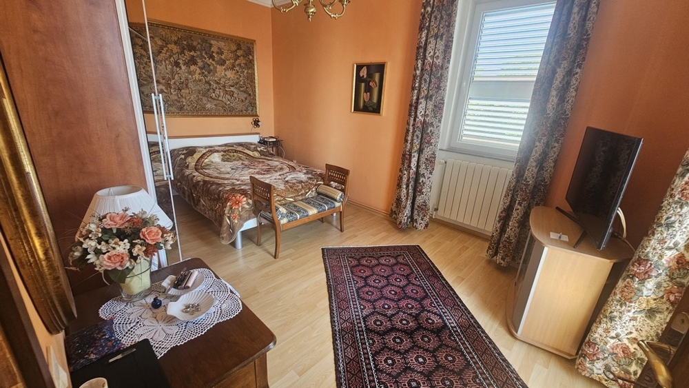 Chambre avec fenêtre et vue mer
