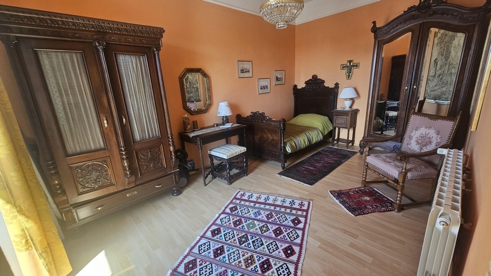 Chambre meublée de façon traditionnelle