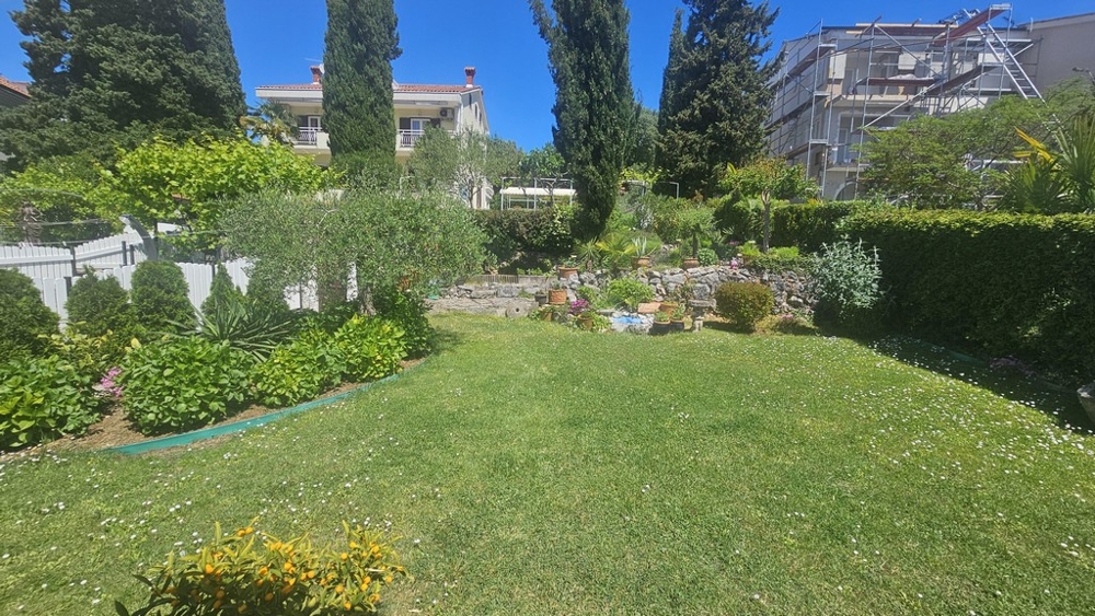 Grand jardin d'une maison en Croatie