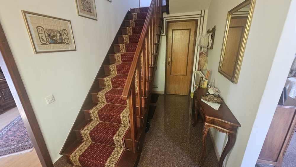 Entrée avec escalier en bois