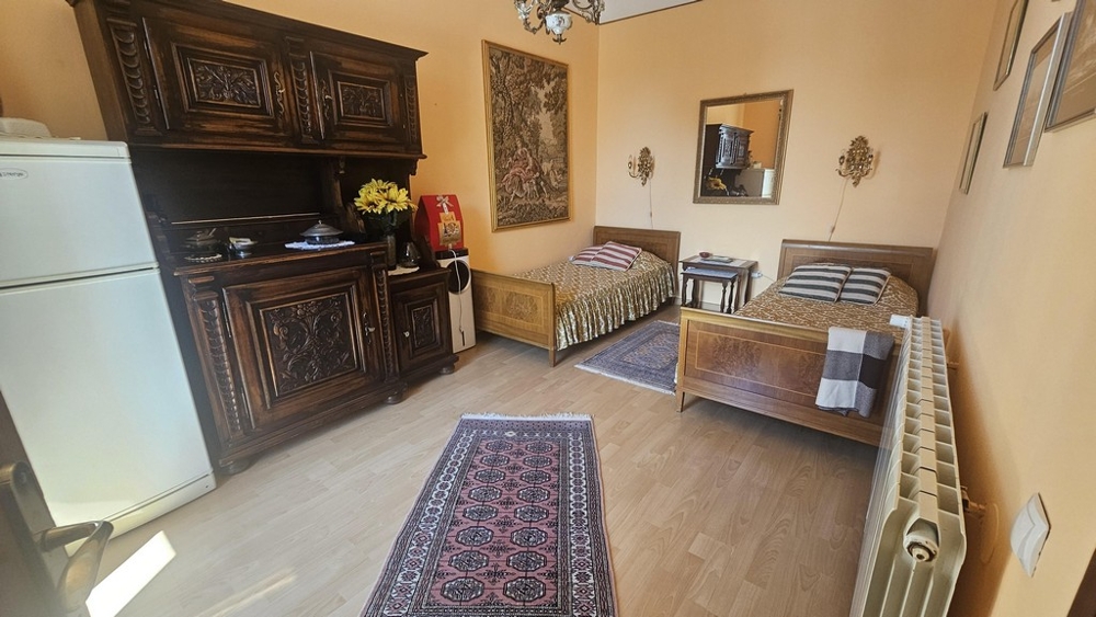 Chambre avec meubles classiques en bois