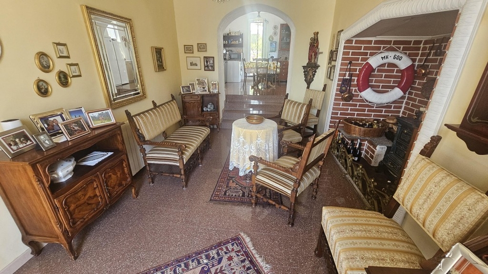 Séjour avec cheminée et coin salon