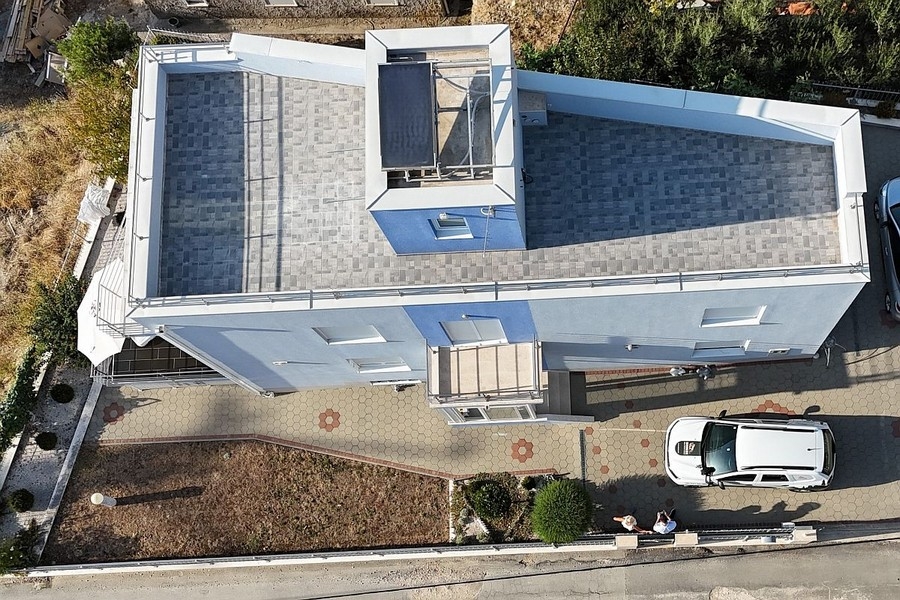 Vue aérienne d'une maison avec toit-terrasse