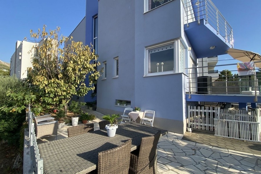 Terrasse de la maison avec coin salon
