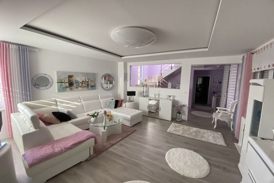 Salon clair à la décoration moderne