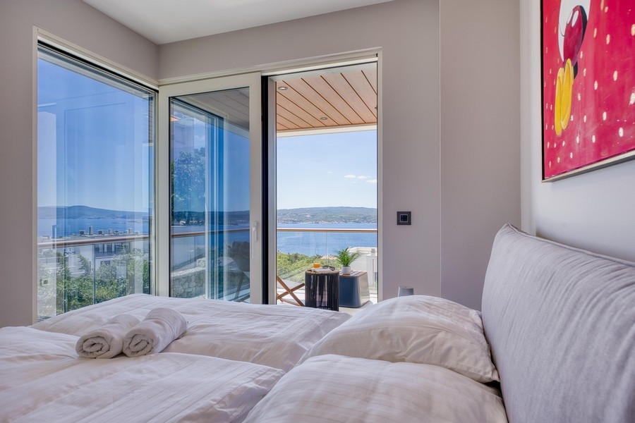 Chambre moderne avec terrasse et vue sur la mer