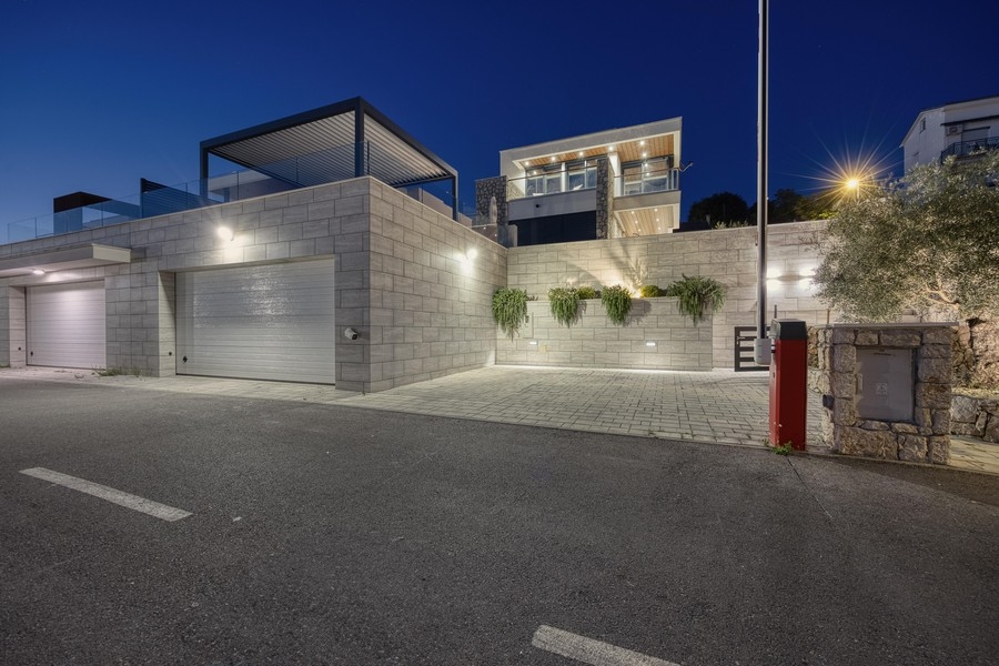 Villa de nuit avec garage et espaces extérieurs éclairés