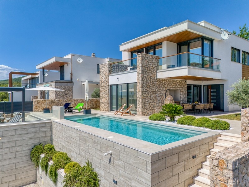 Villa de luxe avec piscine, façade en pierre naturelle et terrasse en bord de mer