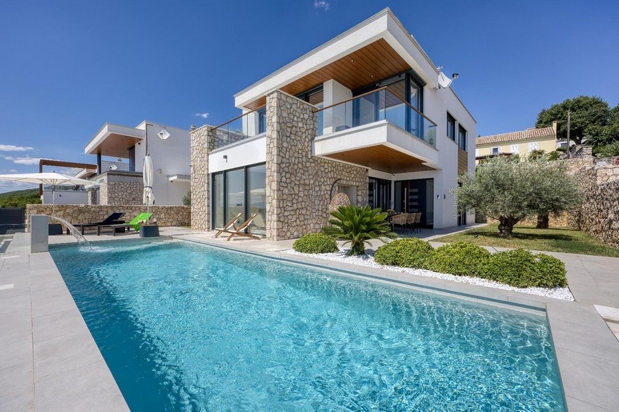Villa à façade en pierre naturelle de qualité et piscine extérieure
