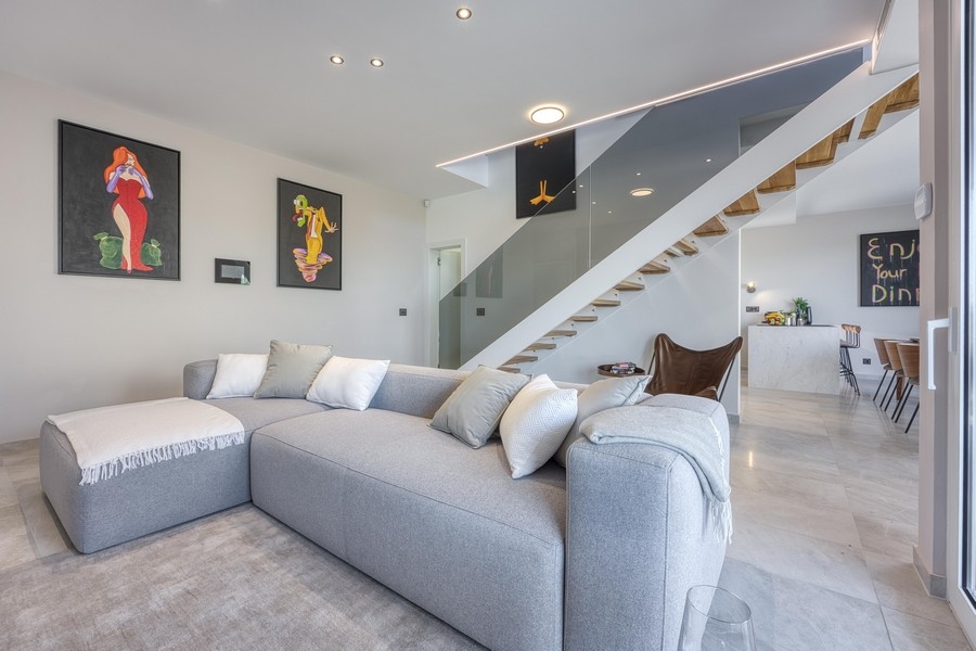 Séjour ouvert au design moderne avec escalier