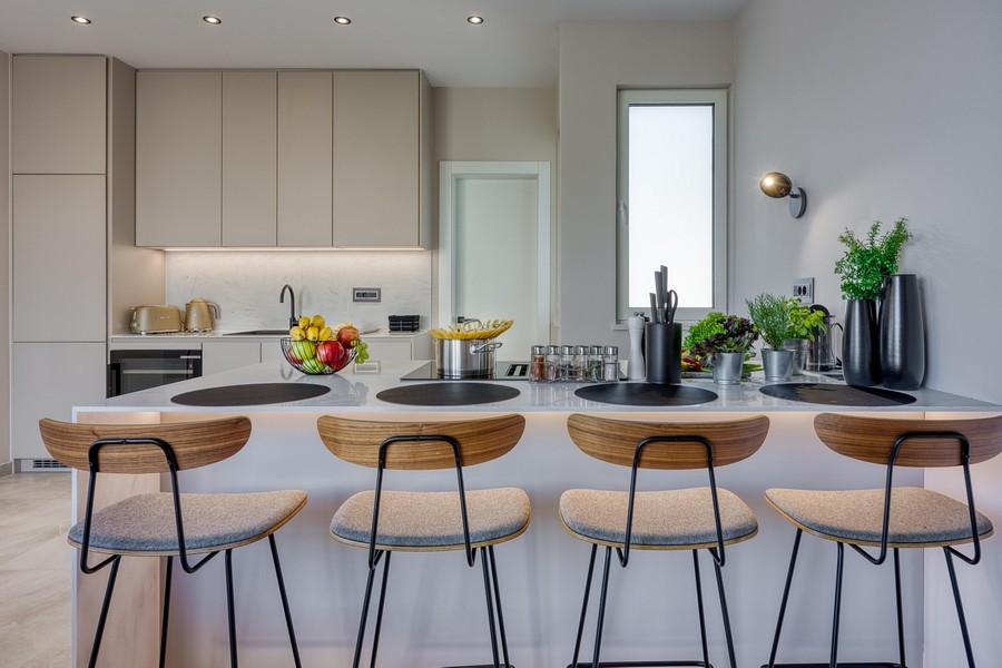 Cuisine moderne avec tabourets de bar et intérieur élégant