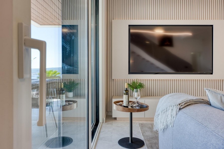 Séjour avec meuble TV et accès à la terrasse
